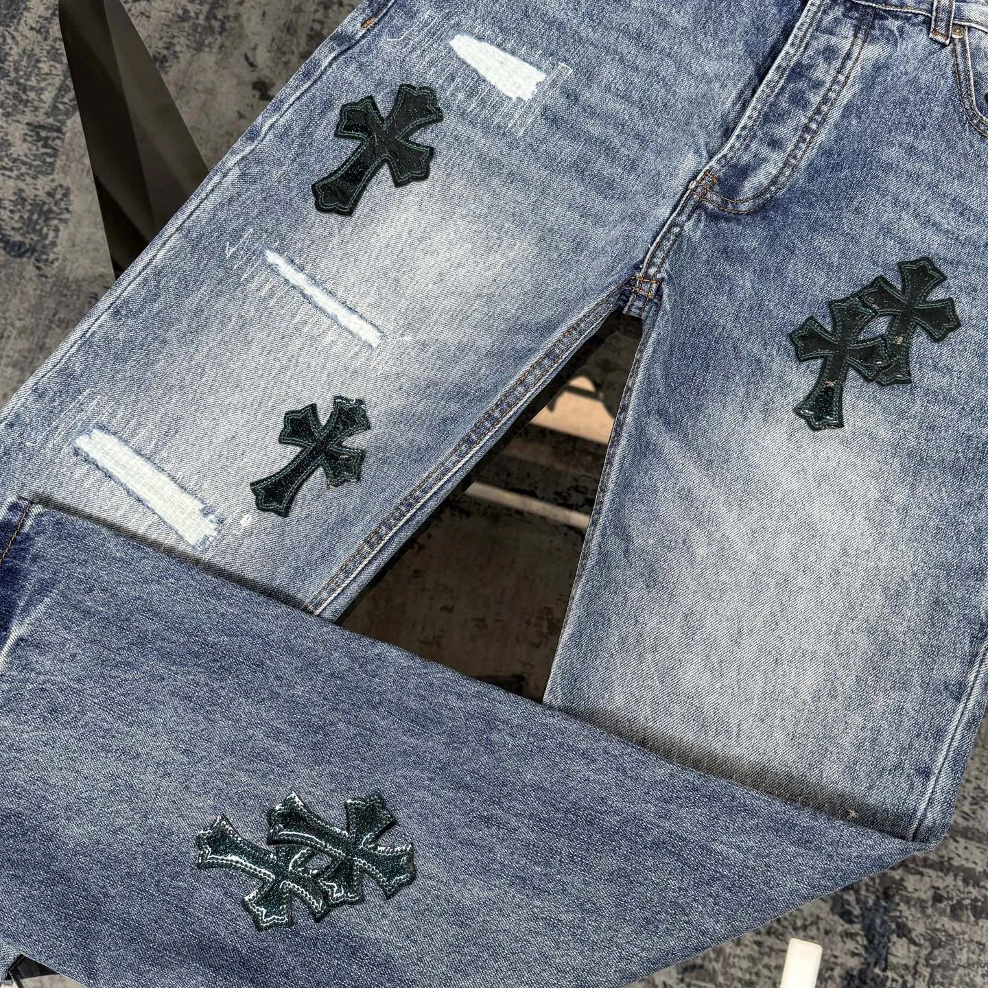 P280 Chromehearts washed blue ripped starry sky leather jeans adopt starry sky theme leather elements, mostly presented in the shape of a cross, with glitter on the leather surface. Unique design, simple and elegant details, exquisite workmanship, the entire trousers are neatly routed, and the details are in place! Ceiling-level jeans, a pair that is hard to find at the counter. About Zangyin, this is an extremely luxurious fashion brand that can also be called the aristocrat of the high street. It has always been an exclusive brand for some hipsters or the rich second generation. It is more luxurious and noble than ordinary high streets. It is more fashionable and individual than luxury brands. Top heavy industry fashion design has always been created in high street luxury style. Speaking of this style, Zangyin family and GU family are definitely the leading representative brands, especially the Zangyin family's creation of high street style. It has really achieved a state-of-the-art effect. The color system of this model is made of unique washed materials. It is already quite eye-catching. It is decorated with pink patchwork cross flowers, which cleverly highlights the charm of the brand. Secondly, this model adopts a classic high-waist cutting design, which highlights the long legs and fashionable temperament of the upper body. The brand is highly recognizable and the slim-fitting configuration is more suitable for daily wear. Personality, fashion, and specification interpretation are all at a glance. Needless to say, materials and craftsmanship. As an excellent craftsman brand, Zangyin’s requirements for details and craftsmanship are really perfect. The washed color of this model has gone through a lot of processes, not to mention the embellishment of the denim appliqués. It is also purely hand-made and sewn. Just like what they believe in, only hand-made things have soul and have the meaning of wearing. A top-notch heavy-duty fashionable denim item. Recommended by both hands. Size: 28/30/32/34/36 Waist: 73/78/83/88/93 Knee: 52/53.5/55/56.5/58 Pants length: 100/102/104/106/108